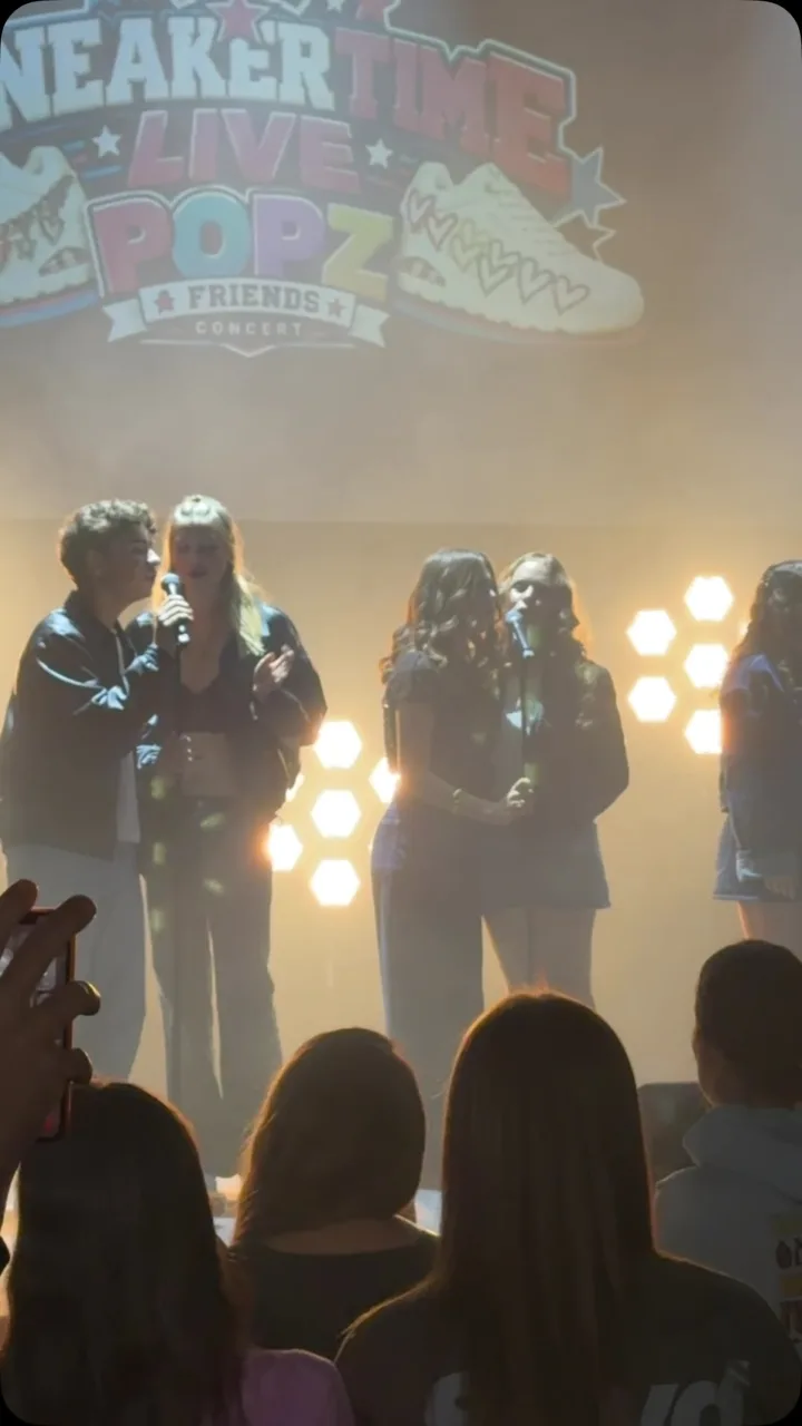 Dit moment gaf ons echt kippenvel! Tijdens POPZ & Friends in Poppodium Nobel in Leiden zongen we ‘Lichtje Bra…